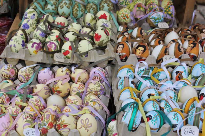 more than 40 000 Easter eggs in all variations and sizes
